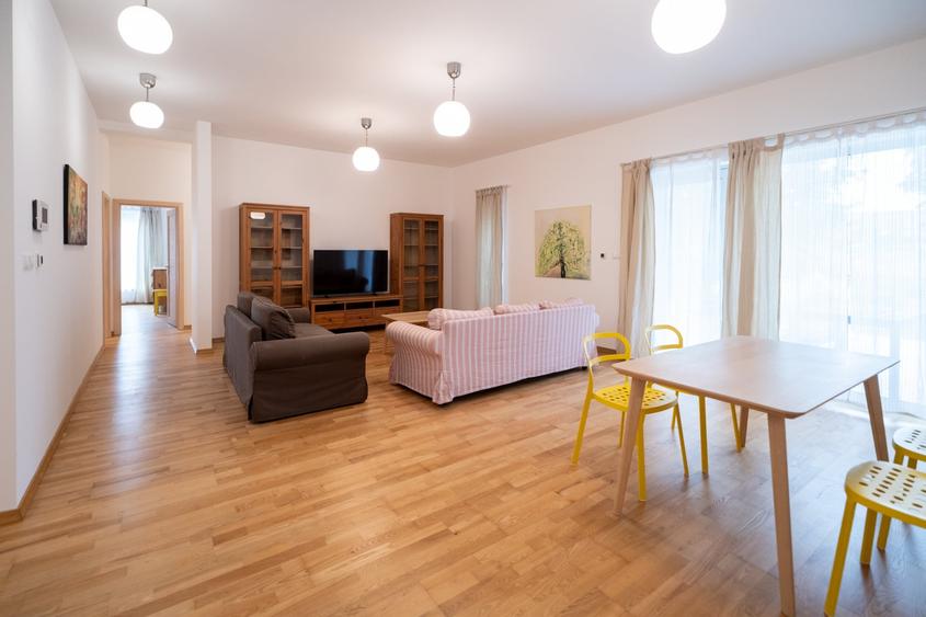 Casă individuală cu 5 camere cu Garaj în Borhanci