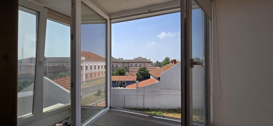 Apartament cu 3 camere semidecomandat, mobilat în Central