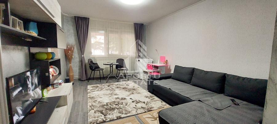 Apartament cu 3 camere semidecomandat, mobilat în Micro 4