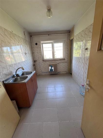 Apartament cu 3 camere semidecomandat în Giurgiului