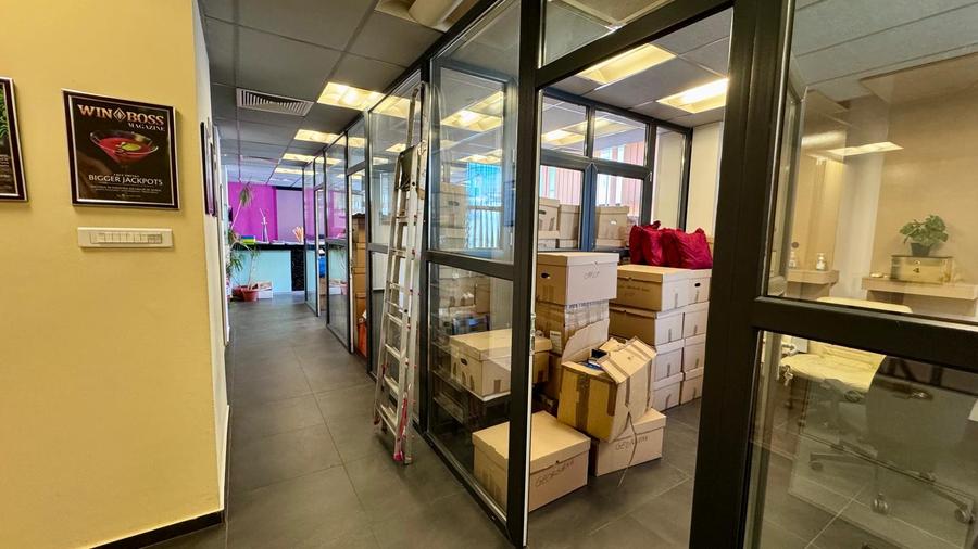 Spațiu comercial, de 339.36999511719 mp, în P-ța Romană