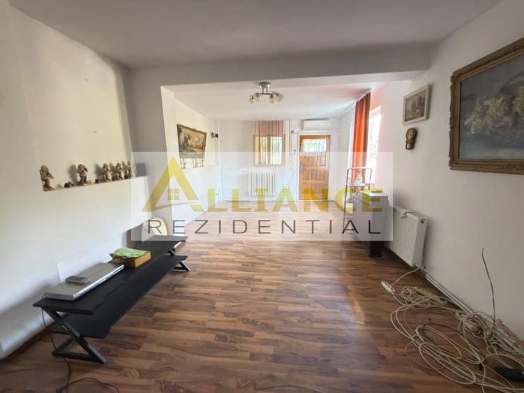 Casă individuală cu 14 camere cu Canalizare în Cățelu
