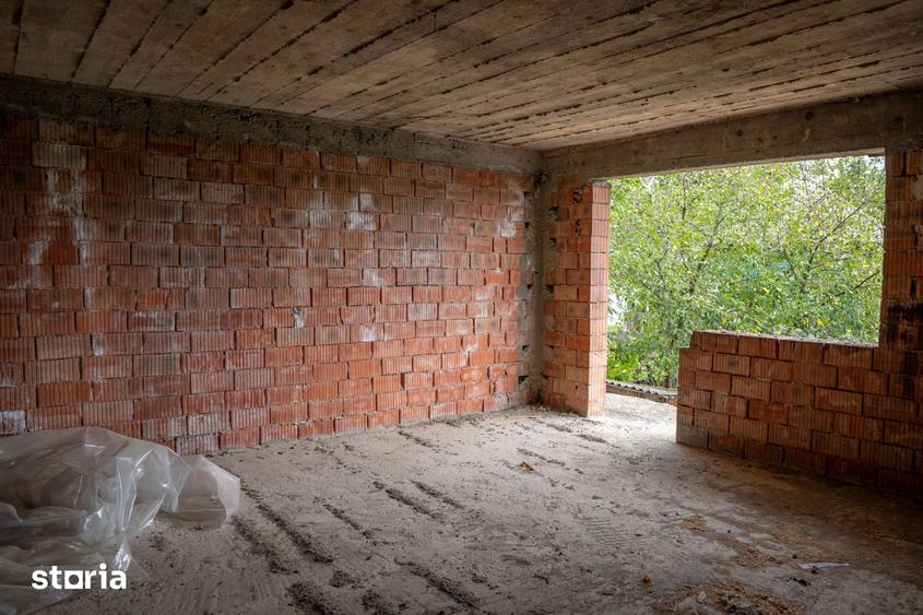 Casă cu 8 camere cu Teren 595 Mp în Scorțeni