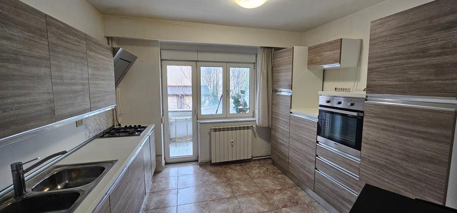 Apartament cu 3 camere semidecomandat, mobilat în Capitale
