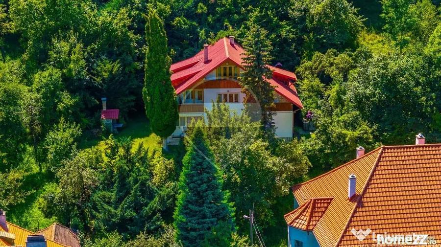 Casă cu 7 camere cu Teren 3140 Mp în Schei