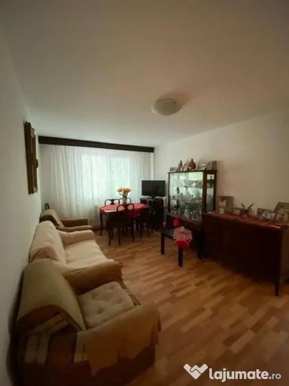 Apartament cu 3 camere semidecomandat în Rahova