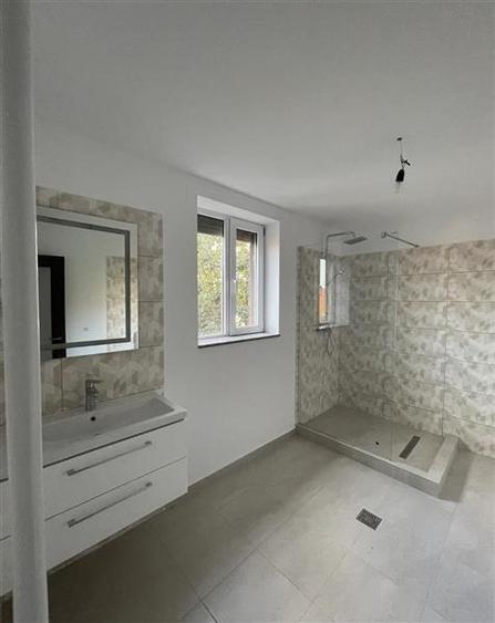 Casă individuală cu 8 camere cu Canalizare în Griviței