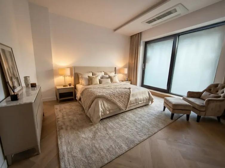 Apartament cu 4 camere semidecomandat în Unirii