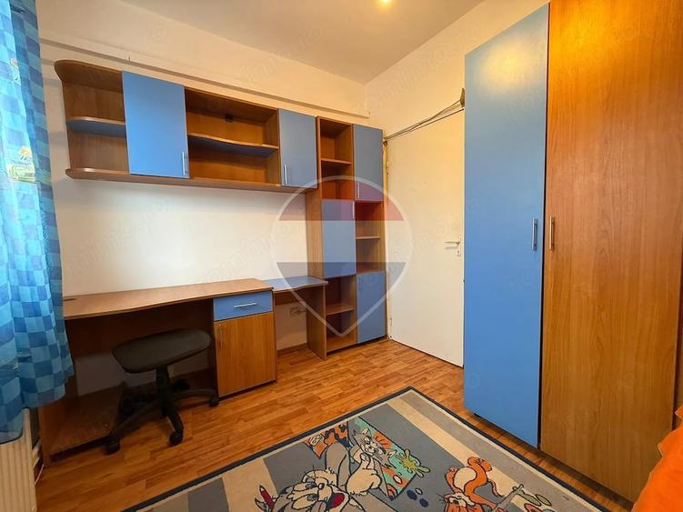 Apartament cu 3 camere decomandat în Calea București
