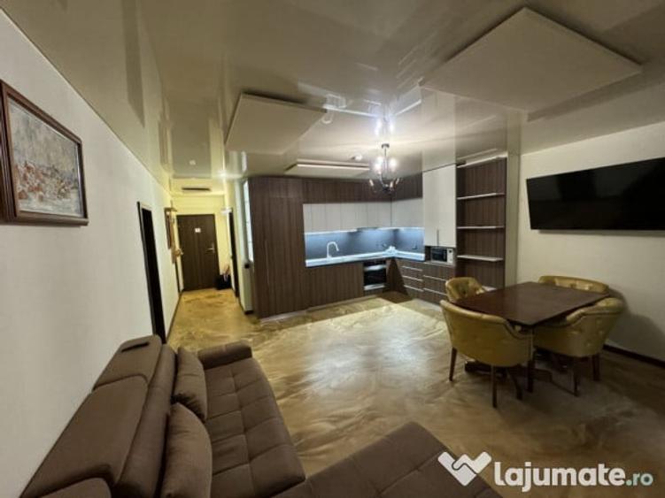 Apartament cu 3 camere semidecomandat, mobilat în Nord