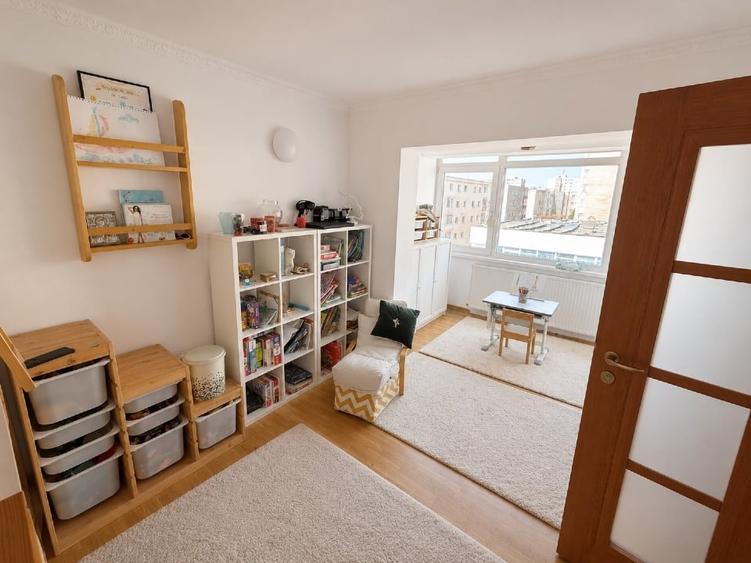 Apartament cu 4 camere semidecomandat, mobilat în Tractorul