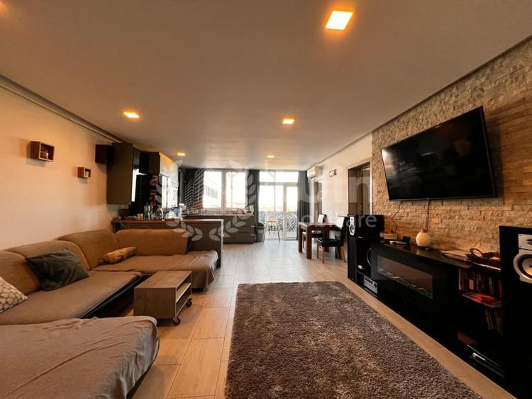 Apartament cu 3 camere semidecomandat, mobilat în Sânnicoară