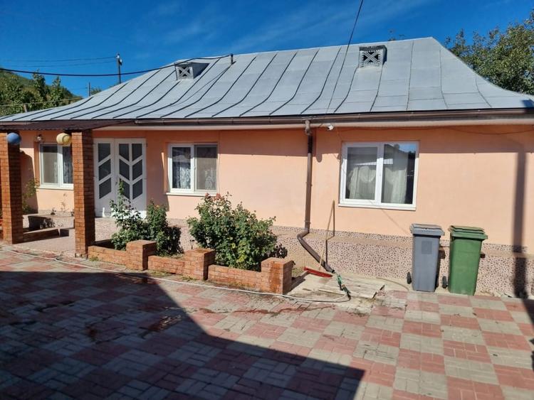 Casă individuală cu 4 camere cu Teren 1072 Mp în Răchitoasa