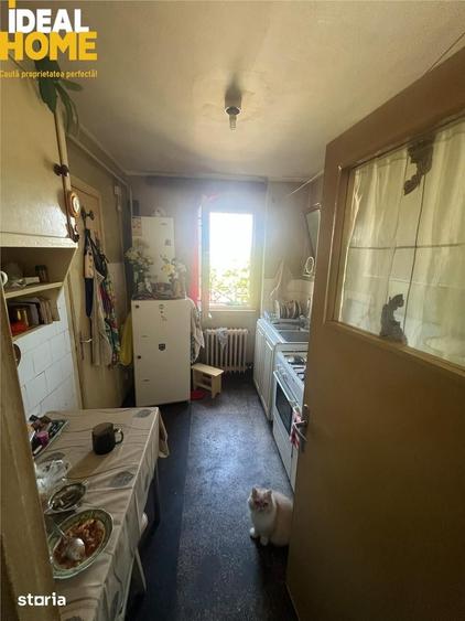 Apartament cu 3 camere semidecomandat în Podu Roș