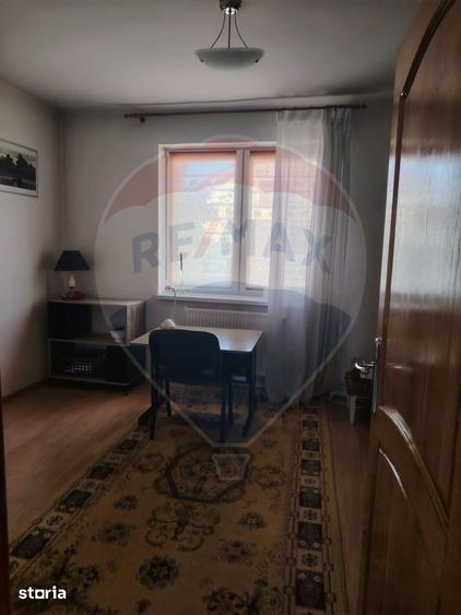 Casă cu 8 camere cu Teren 800 Mp în Central