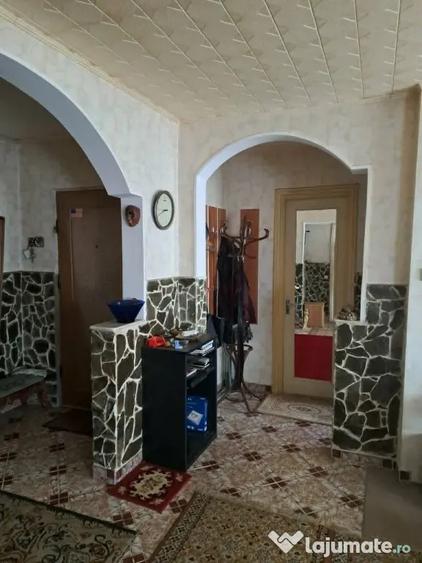 Apartament cu 4 camere decomandat în Coman