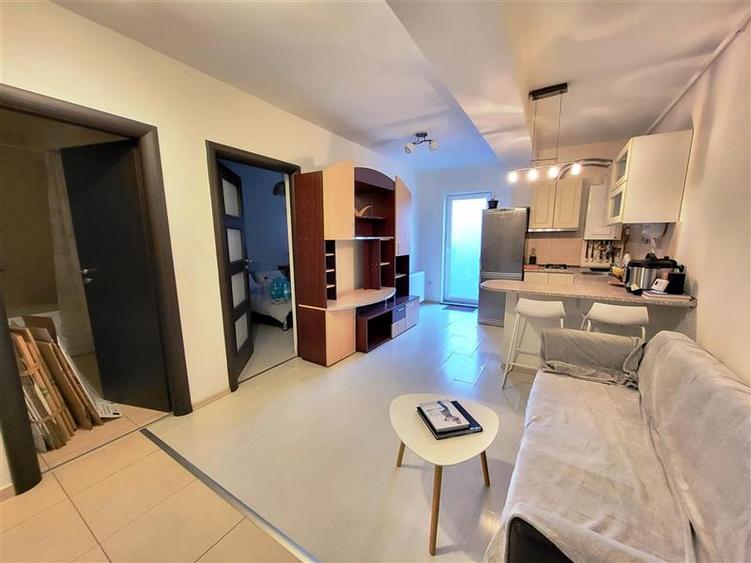 Apartament cu 2 camere decomandat, mobilat în Tractorul