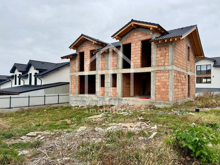 Duplex cu 4 camere cu Canalizare în Est