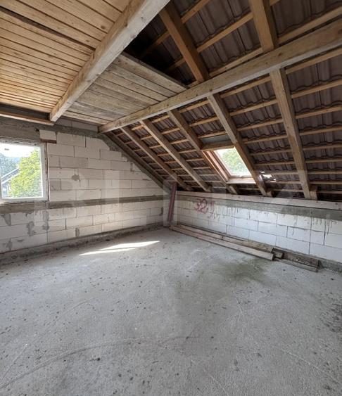 Casă individuală cu 9 camere cu Teren 500 Mp în Gherla