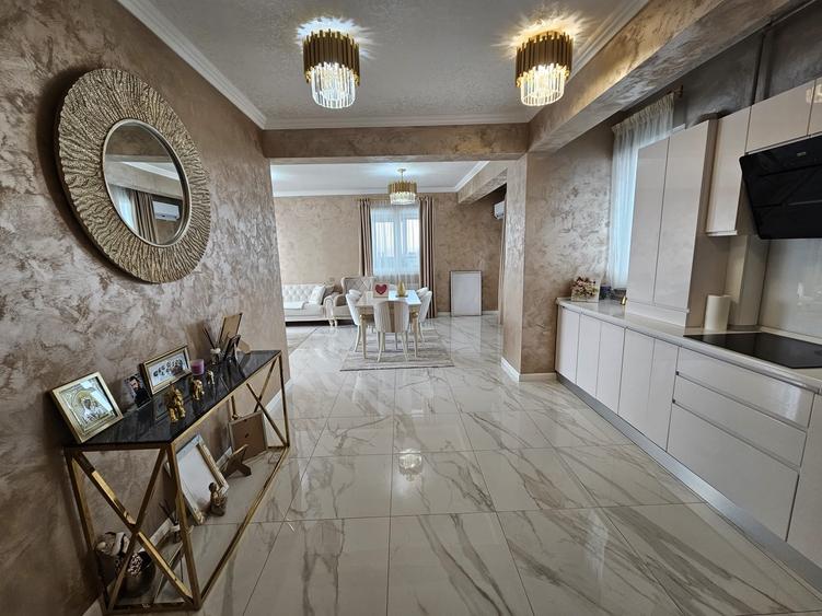 Apartament cu 3 camere semidecomandat în Central — fotografia 1