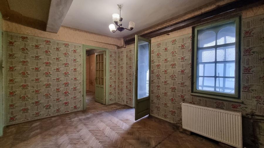 Apartament cu 4 camere decomandat în Calea Victoriei
