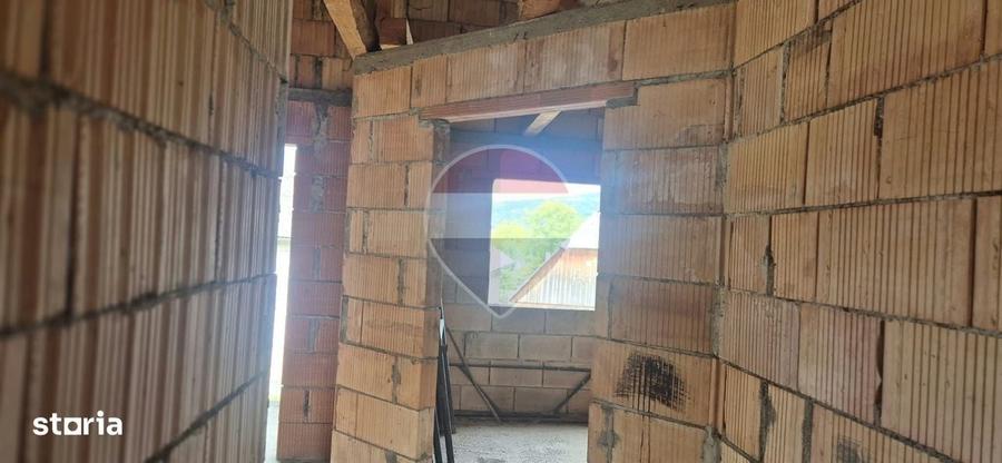 Casă cu 4 camere cu Teren 556 Mp în Rozavlea