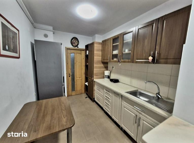 Apartament cu 3 camere semidecomandat în Central