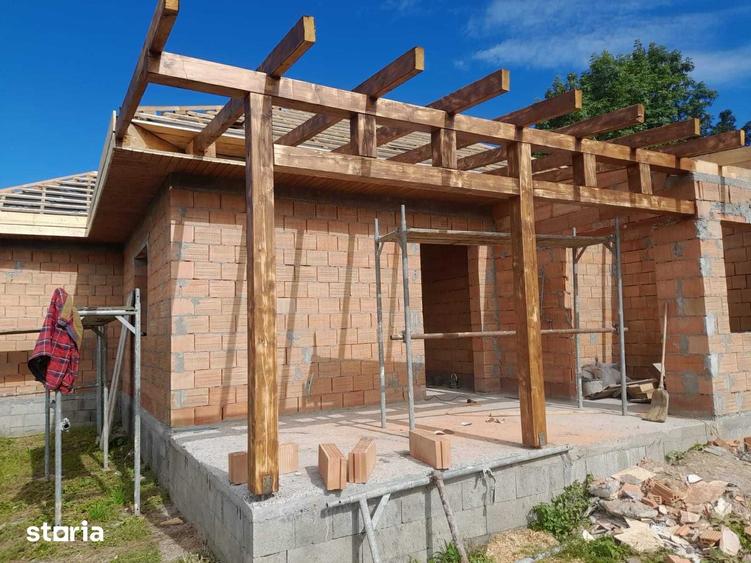 Casă cu 4 camere decomandat cu Teren 1513 Mp în Acățari