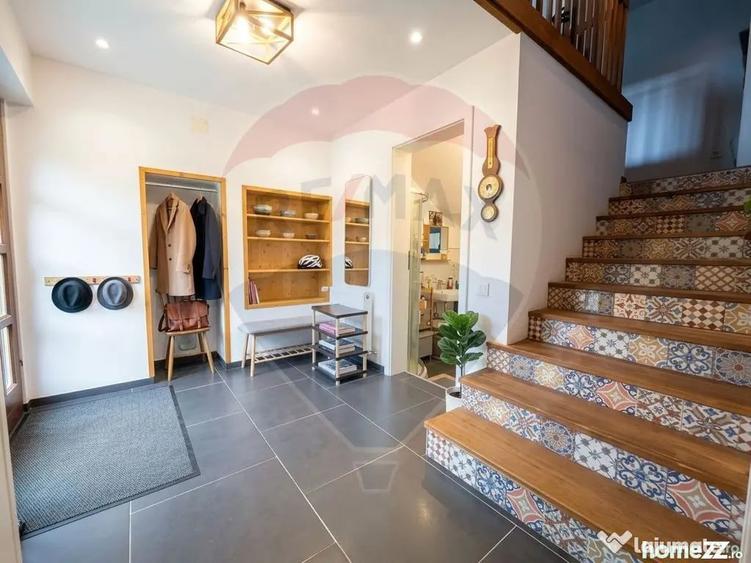 Casă cu 5 camere cu Teren 2236 Mp în Central