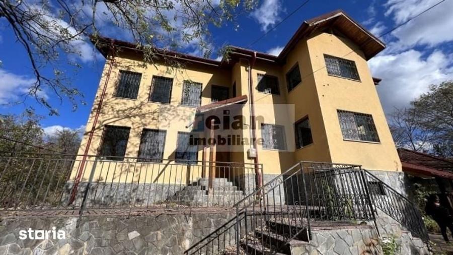 Casă cu 7 camere cu Teren 1356 Mp în Predeal