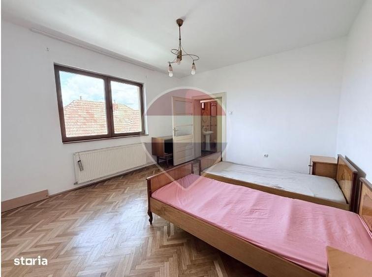 Casă cu 3 camere în Piața Cluj