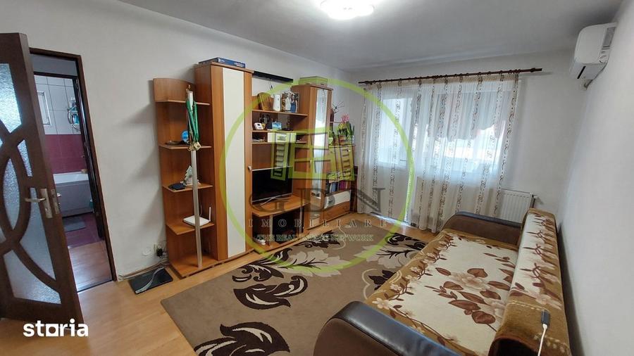 Apartament cu 3 camere semidecomandat, mobilat în Nord