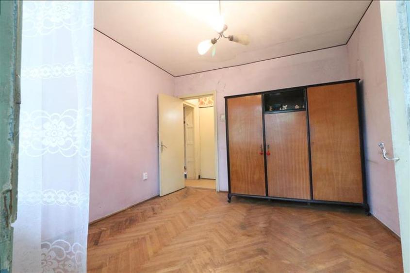 Apartament cu 3 camere decomandat în Podu Roș
