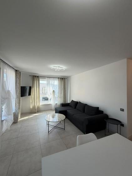 Apartament cu 3 camere semidecomandat, mobilat în Est