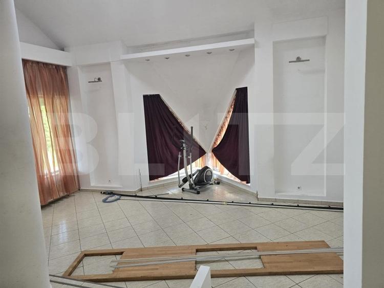Casă individuală cu 7 camere cu Canalizare în Vetiș