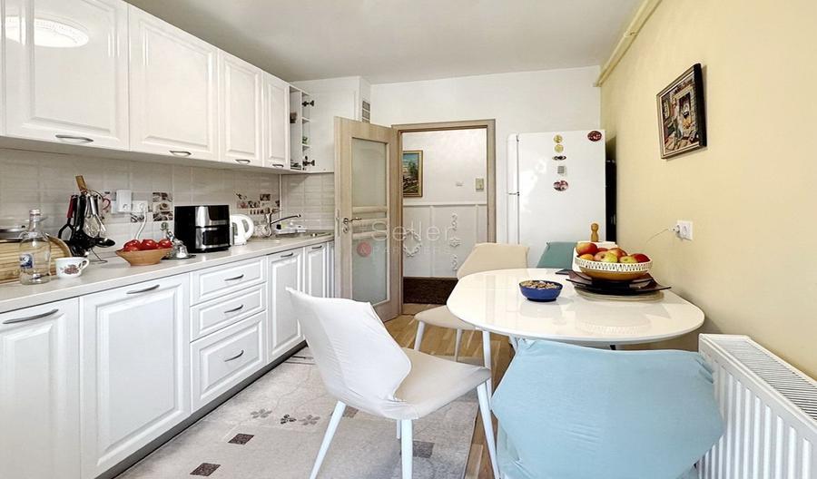 Apartament cu 4 camere decomandat, mobilat în Calea București