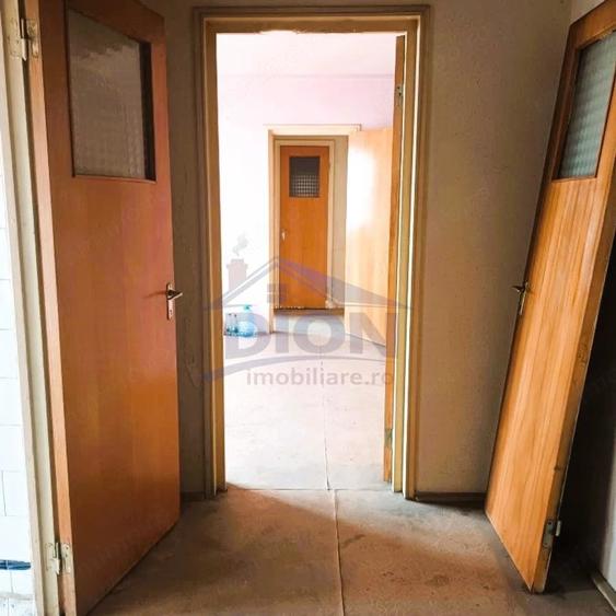 Apartament cu 3 camere semidecomandat în Rahova