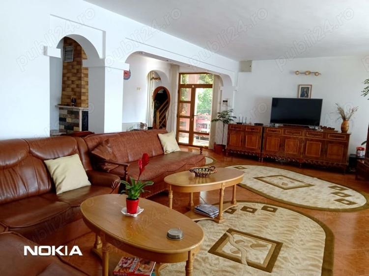 Casă cu 8 camere cu Teren 350 Mp în Eșelnița