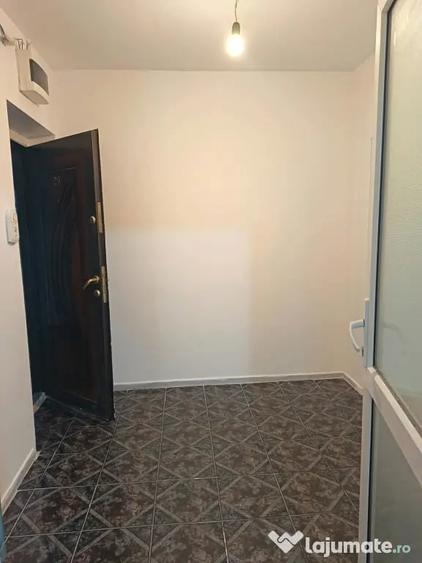 Apartament cu 3 camere semidecomandat în Nord