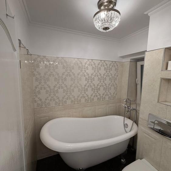 Apartament cu 3 camere semidecomandat, mobilat în Decebal
