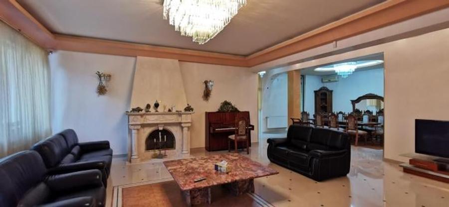 Casă cu 4 camere cu Teren 1000 Mp în Băneasa