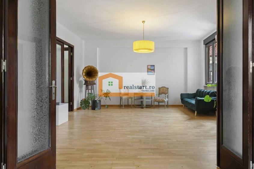 Apartament cu 5 camere circular în P-ța Romană