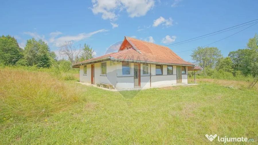 Casă cu 3 camere cu Teren 8100 Mp în Ucea