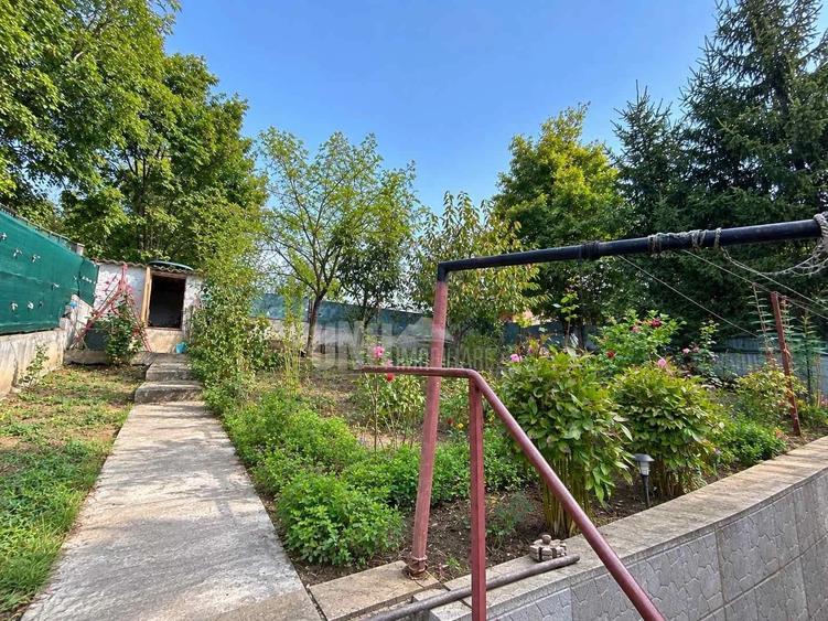 Casă individuală cu 7 camere cu Teren 300 Mp în Bucium
