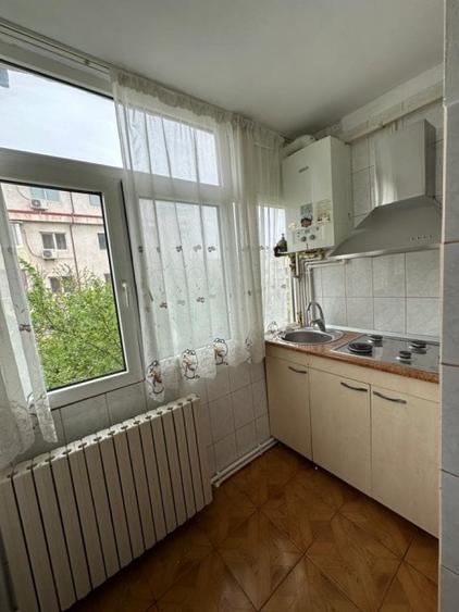 Apartament cu 3 camere decomandat, mobilat în Poarta 6