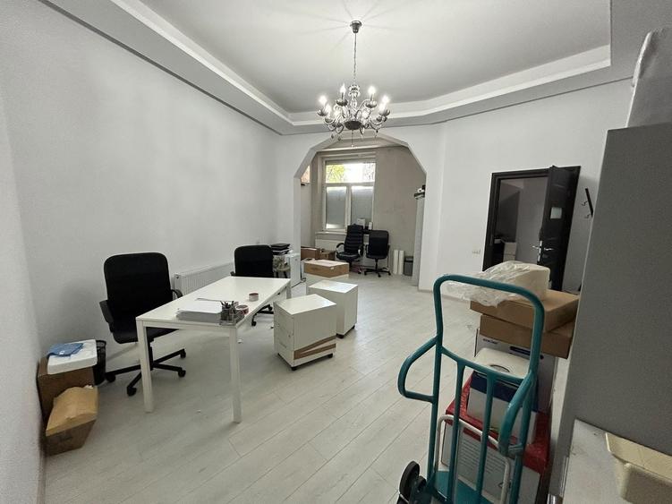 Apartament cu 4 camere semidecomandat în Universitate