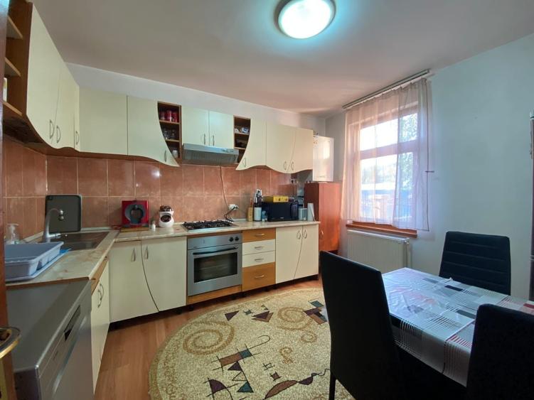 Casă cu 4 camere în Central