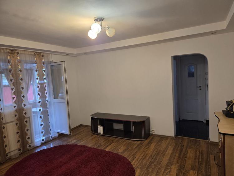 Apartament cu 2 camere semidecomandat în Micro 4