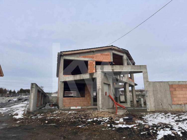 Casă individuală cu 8 camere cu Canalizare în Daia
