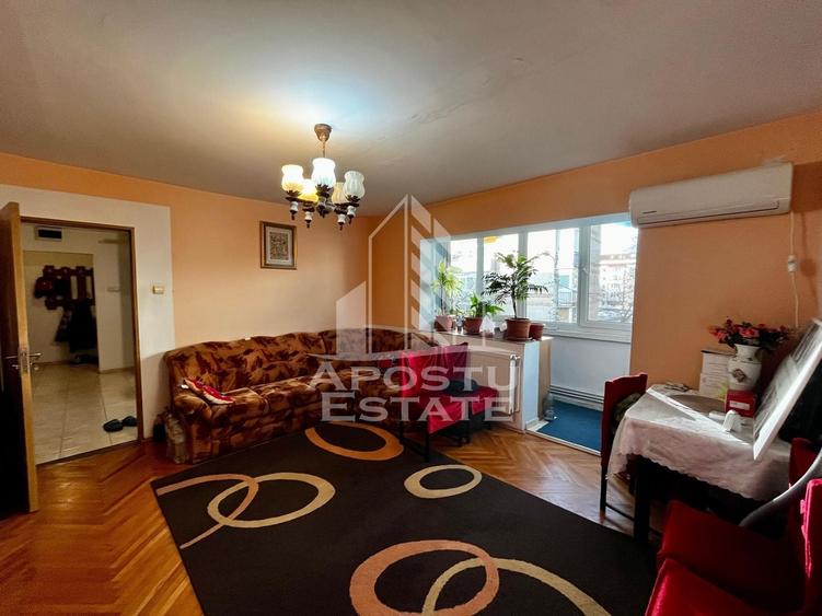 Apartament cu 3 camere semidecomandat, mobilat în Lipovei